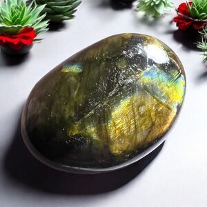 Labradorite‎ Crystal Round Palmstone